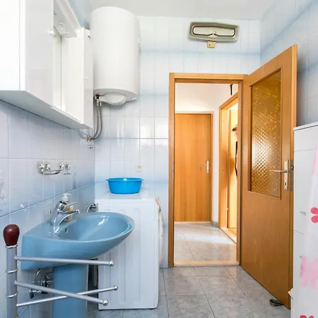 Apartments With Parking Space Trogir - 9209 *